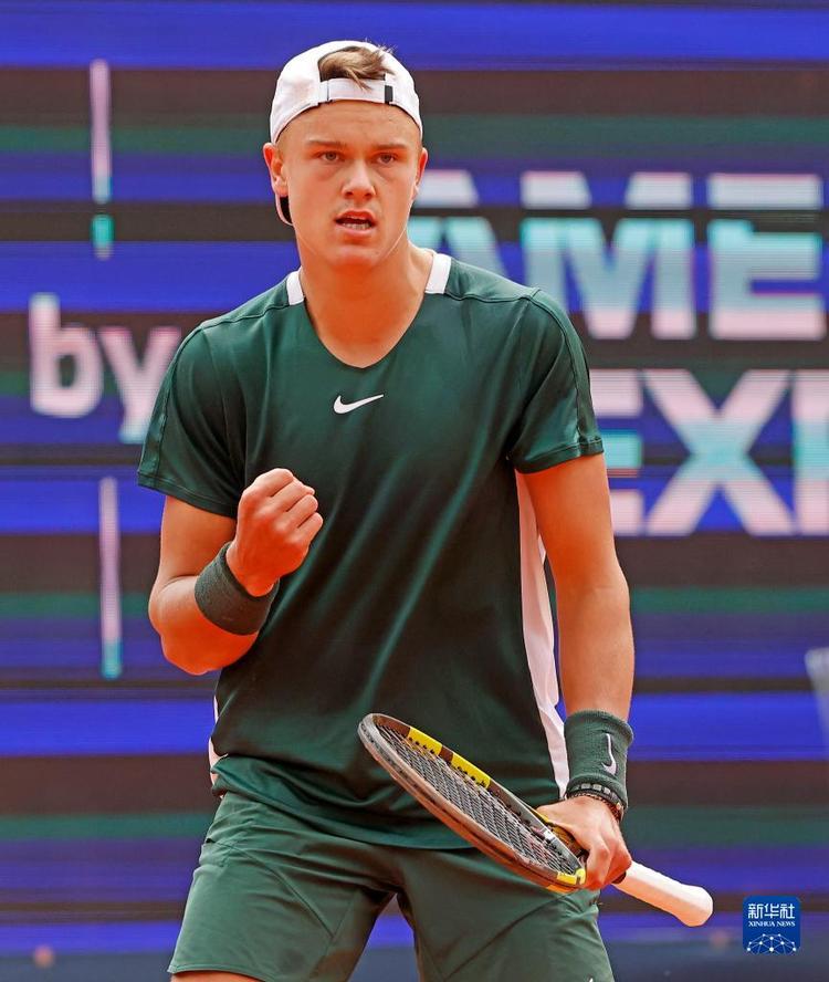 大谷翔平在 2023 年 WBC 夺冠后的更衣室采访中说道：“我们要超越对美国球星的崇拜”